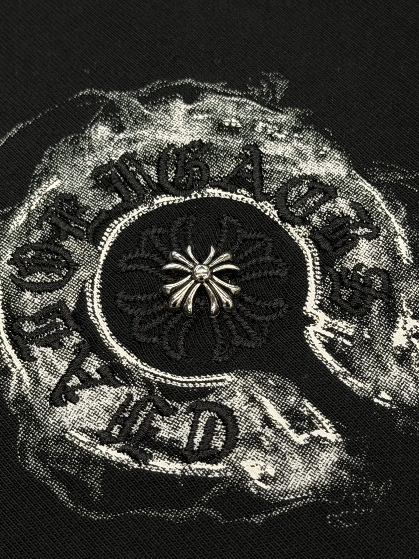 P170 [High Quality] Chrome hearts embroidered front and back printing + embroidered horseshoe brand logo, front and back panels are designed with embroidery + printing + rivet embroidery heavy craftsmanship. High-end customized 32 count 280g fabric. Soft to the touch. Comfortable to wear. Exquisite stitching. Fine workmanship. The upper body effect is incomparably handsome! Same style for men and women 𝐂𝐎𝐋𝐎𝐔𝐑: White Black 𝐒𝐈𝐙𝐄: S-XL Size chart: S: Shoulder width 51-Bust 55-Length 70 M: Shoulder width 53-Bust 57-Length 72 L: Shoulder width 55-Bust 59-Length 74 XL: shoulder width 57-bust 61-length 76
